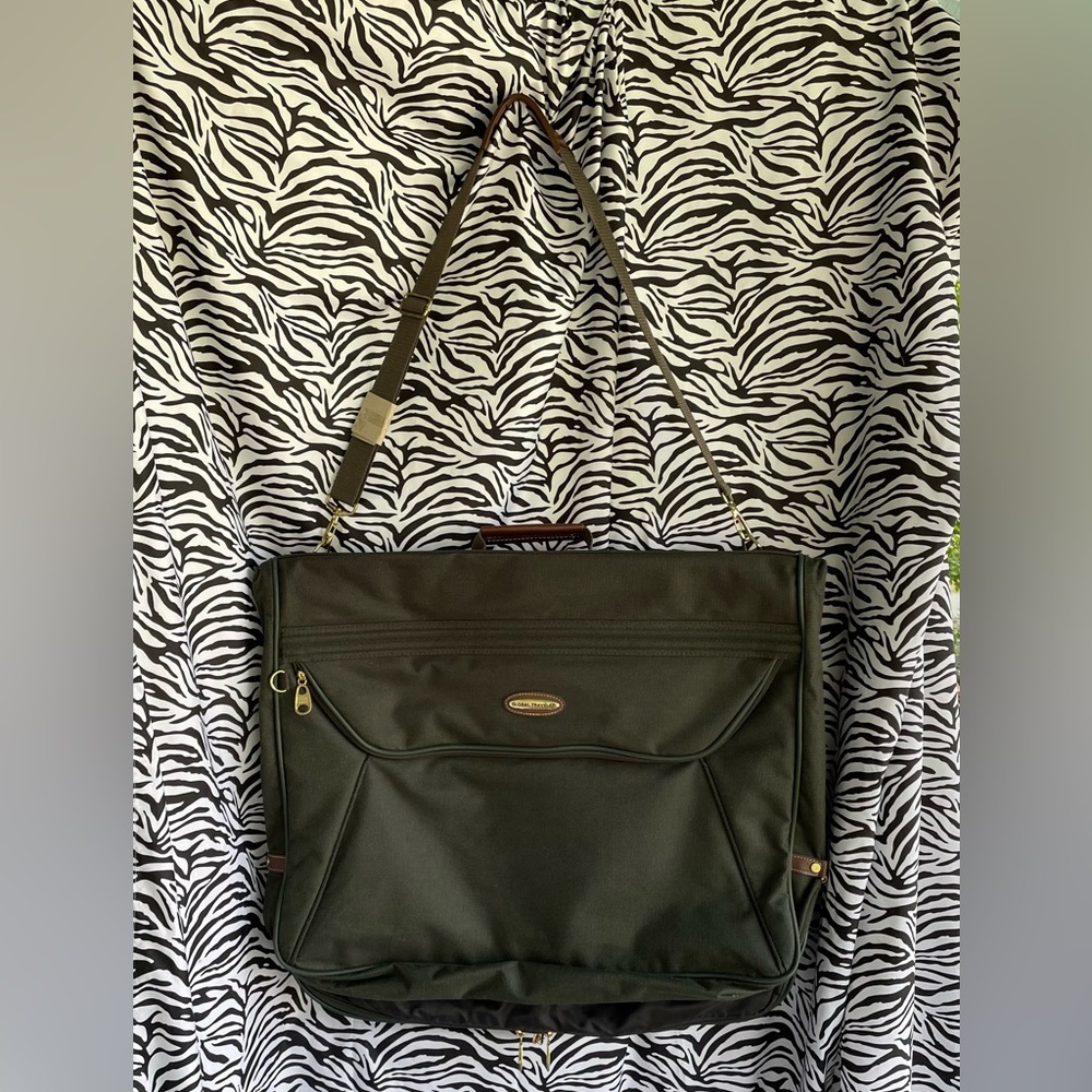 Over-the-shoulder GLOBAL TRAVELER Suit Carrier baggage. NWOT. Green canvas.